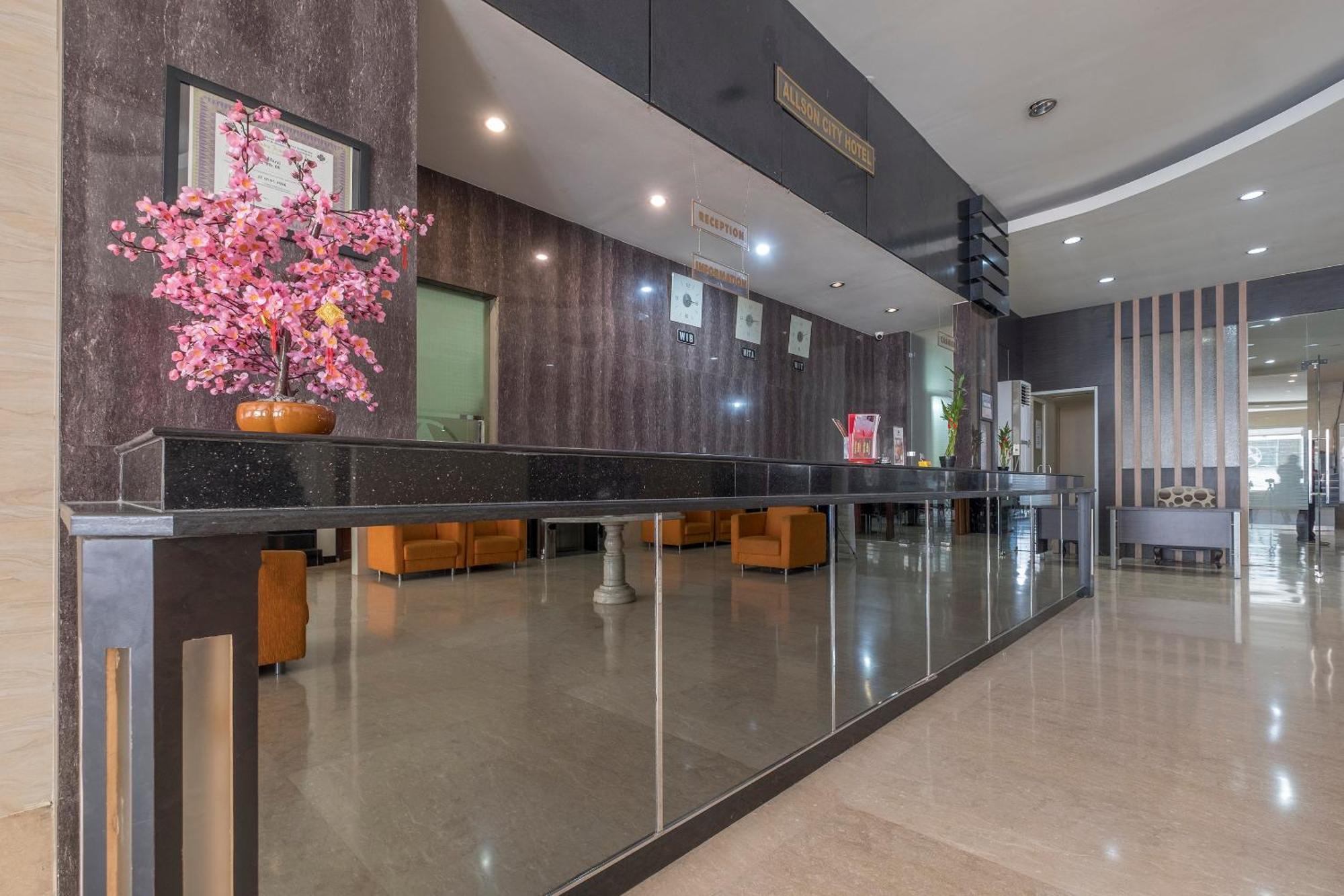 Oyo 1081 Allson City Hotel Makassar Eksteriør billede