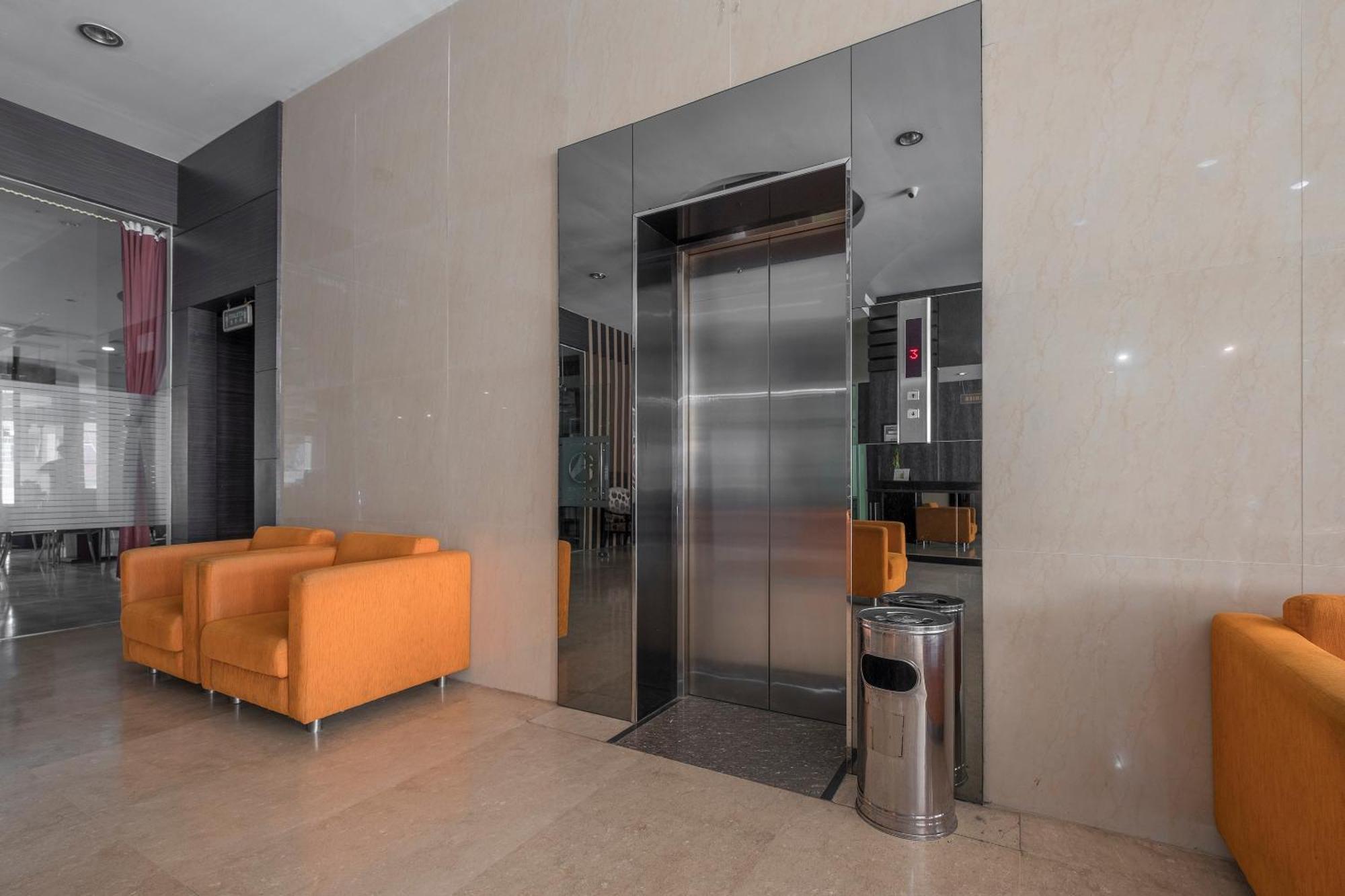 Oyo 1081 Allson City Hotel Makassar Eksteriør billede